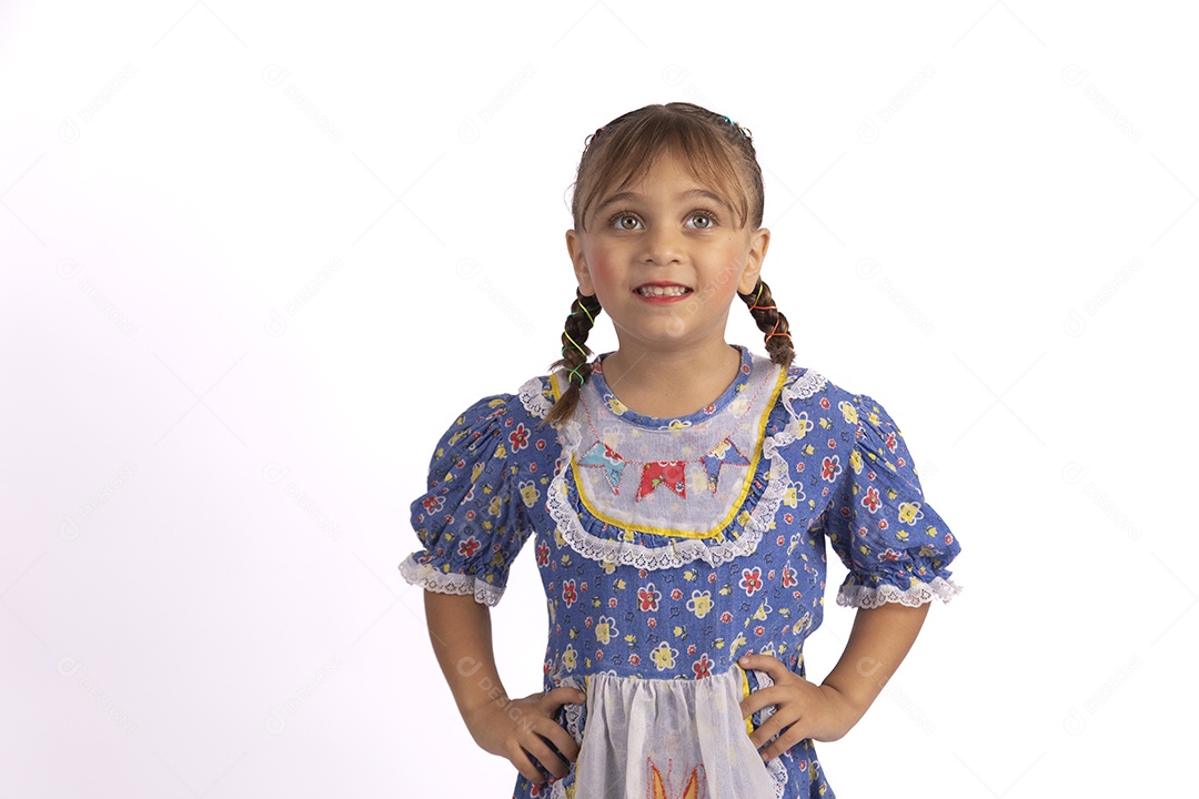 Garotinha jovem fantasiada celebrando festas juninas