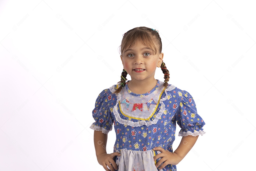 Garotinha jovem fantasiada celebrando festas juninas