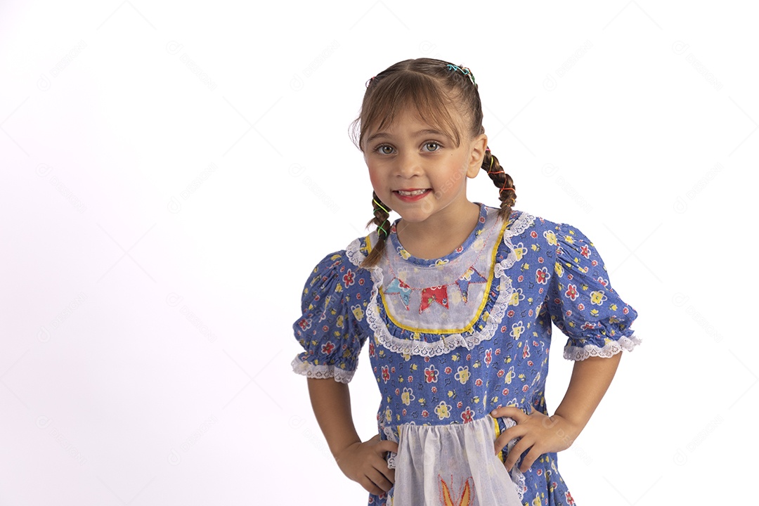 Garotinha jovem fantasiada celebrando festas juninas