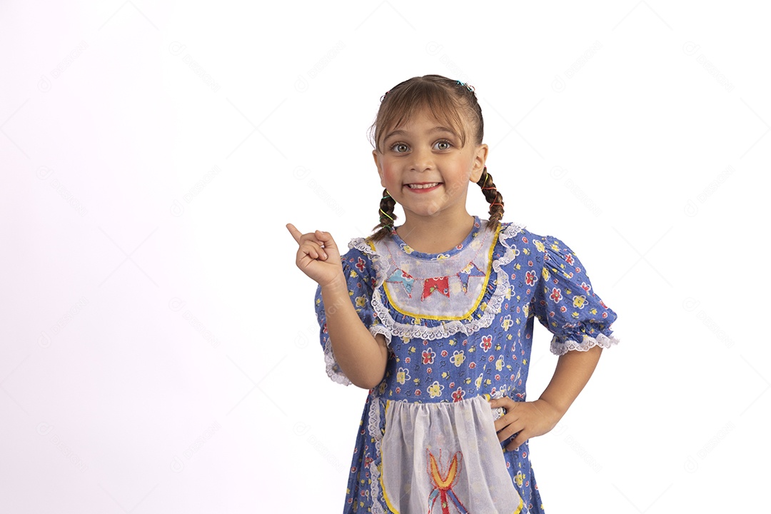 Garotinha jovem fantasiada celebrando festas juninas