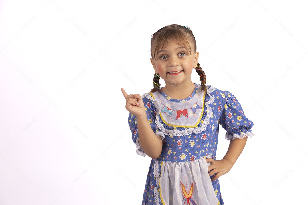 Garotinha jovem fantasiada celebrando festas juninas