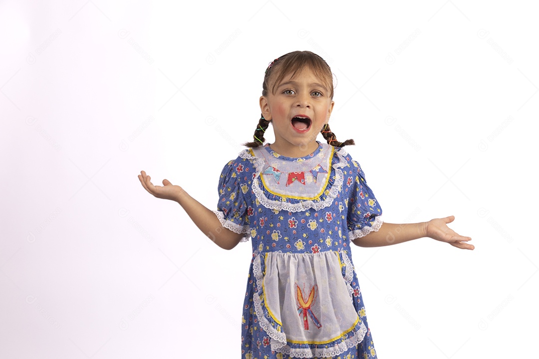 Garotinha jovem fantasiada celebrando festas juninas