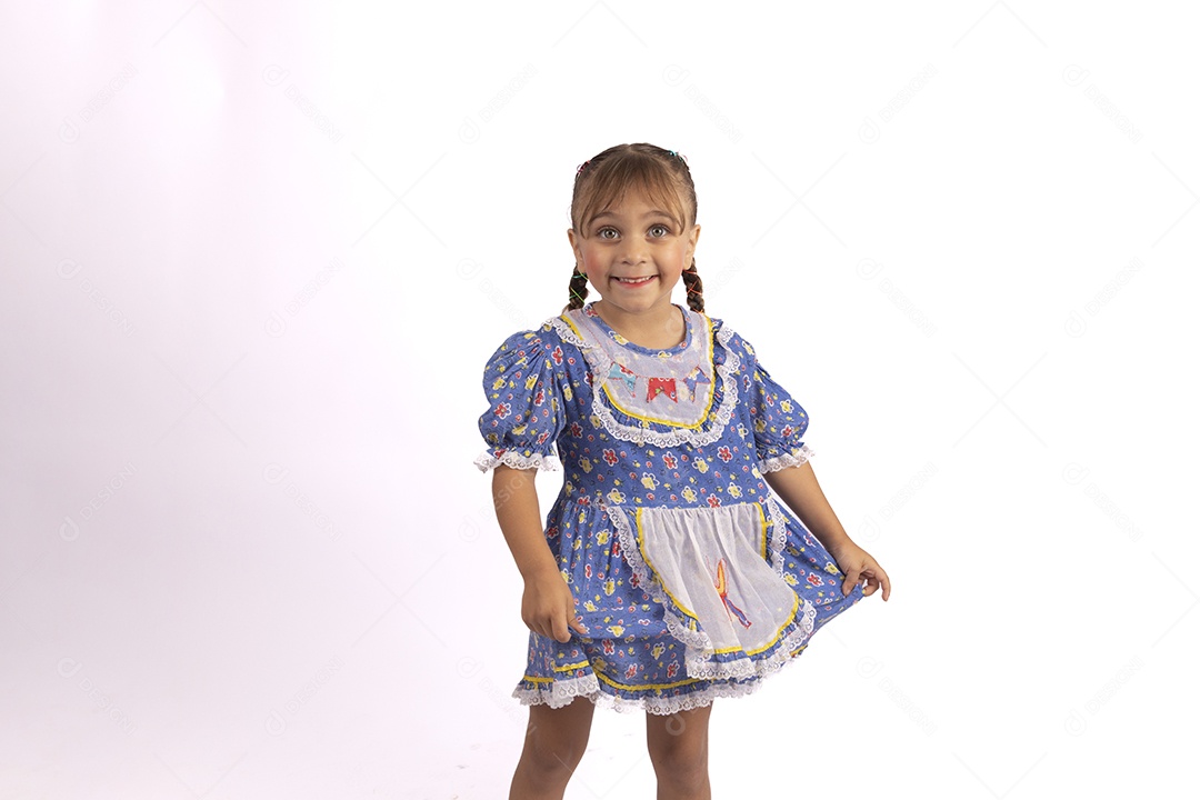 Garotinha jovem fantasiada celebrando festas juninas