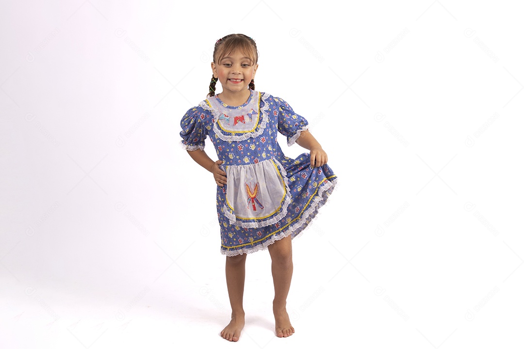 Garotinha jovem fantasiada celebrando festas juninas