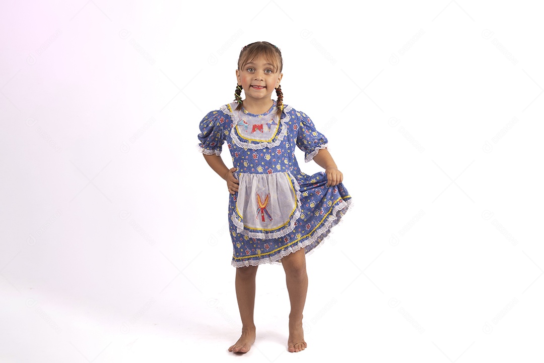 Garotinha jovem fantasiada celebrando festas juninas