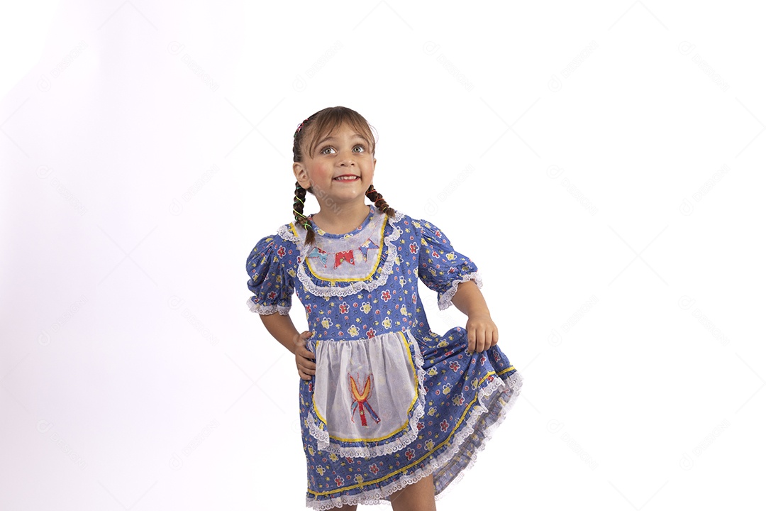 Garotinha jovem fantasiada celebrando festas juninas