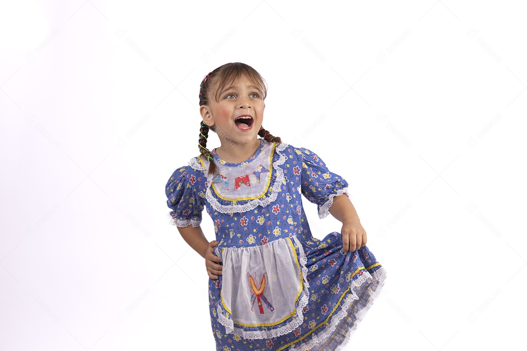 Garotinha jovem fantasiada celebrando festas juninas