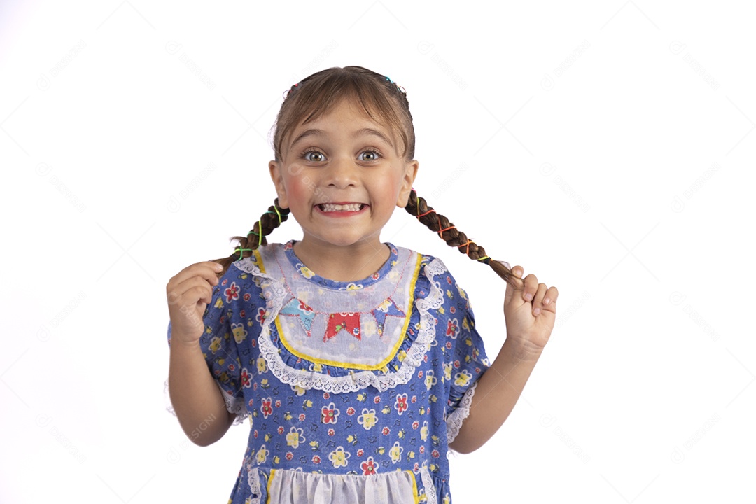 Garotinha jovem fantasiada celebrando festas juninas