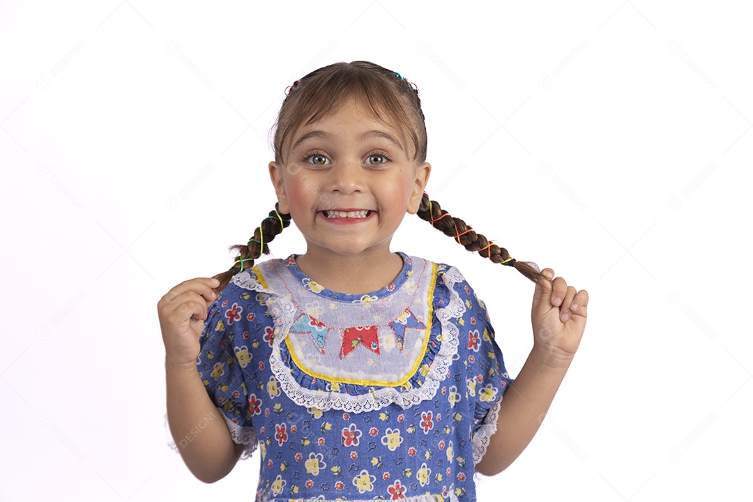 Garotinha jovem fantasiada celebrando festas juninas