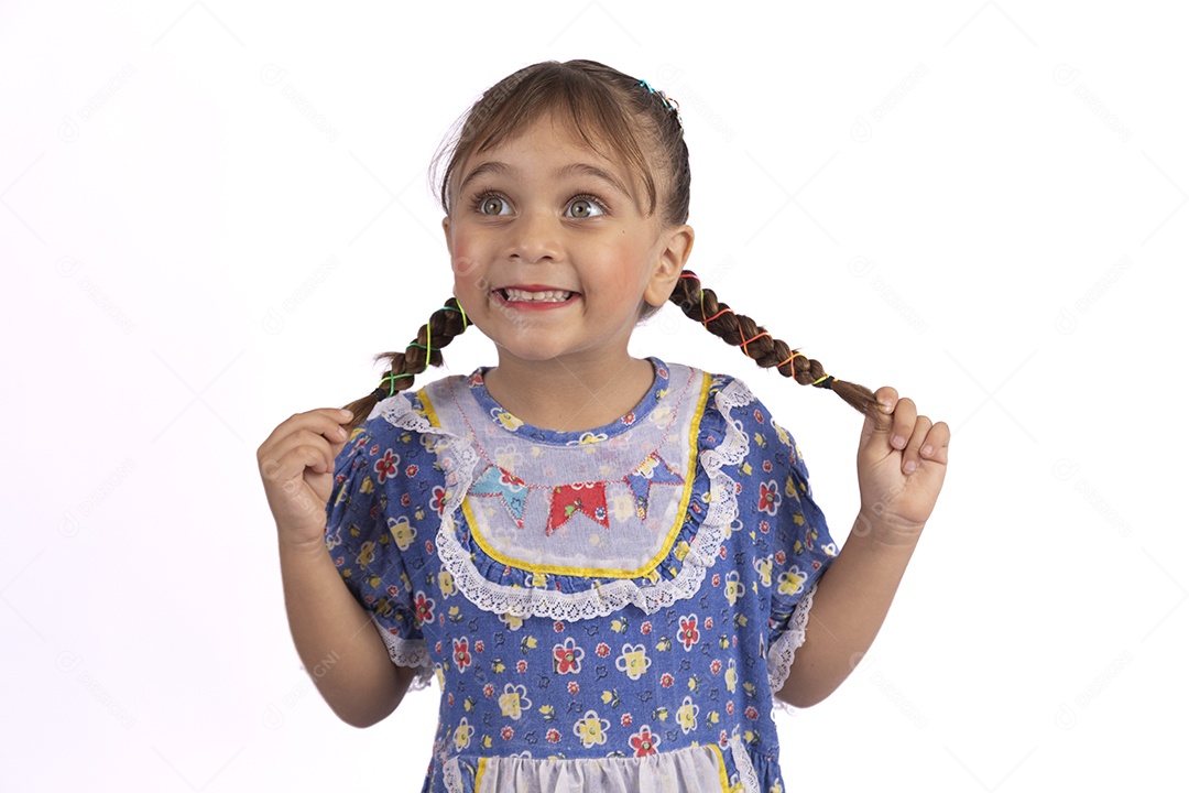 Garotinha jovem fantasiada celebrando festas juninas