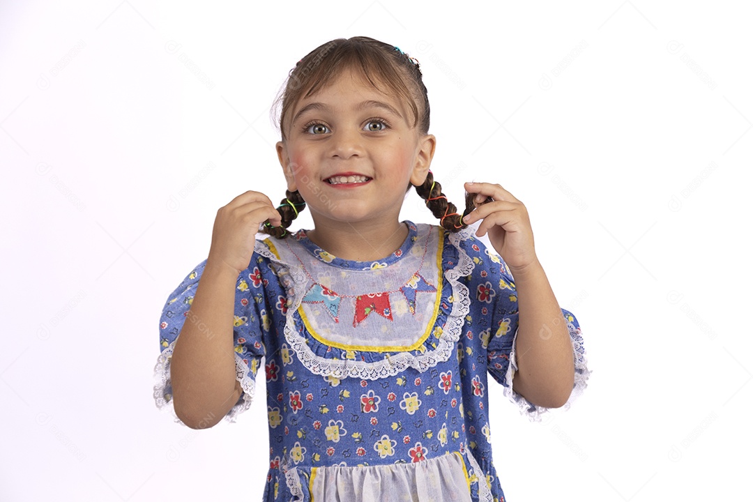 Garotinha jovem fantasiada celebrando festas juninas