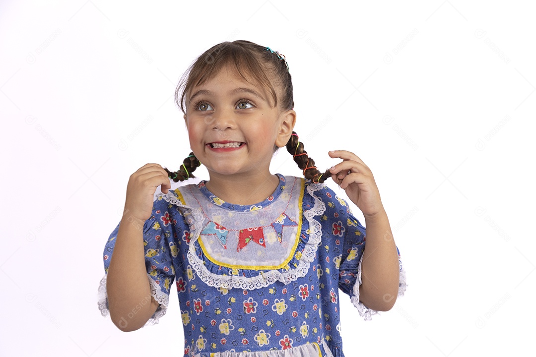 Garotinha jovem fantasiada celebrando festas juninas