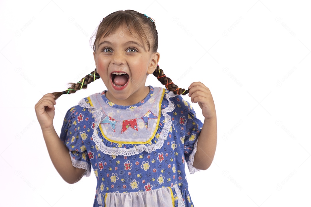 Garotinha jovem fantasiada celebrando festas juninas