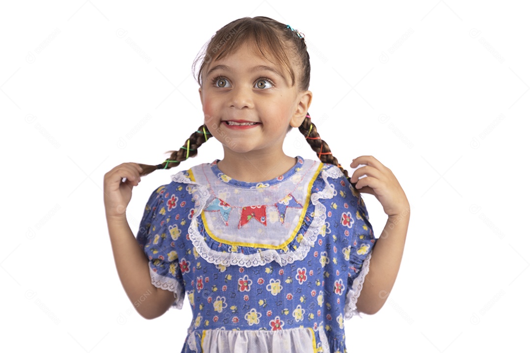 Garotinha jovem fantasiada celebrando festas juninas