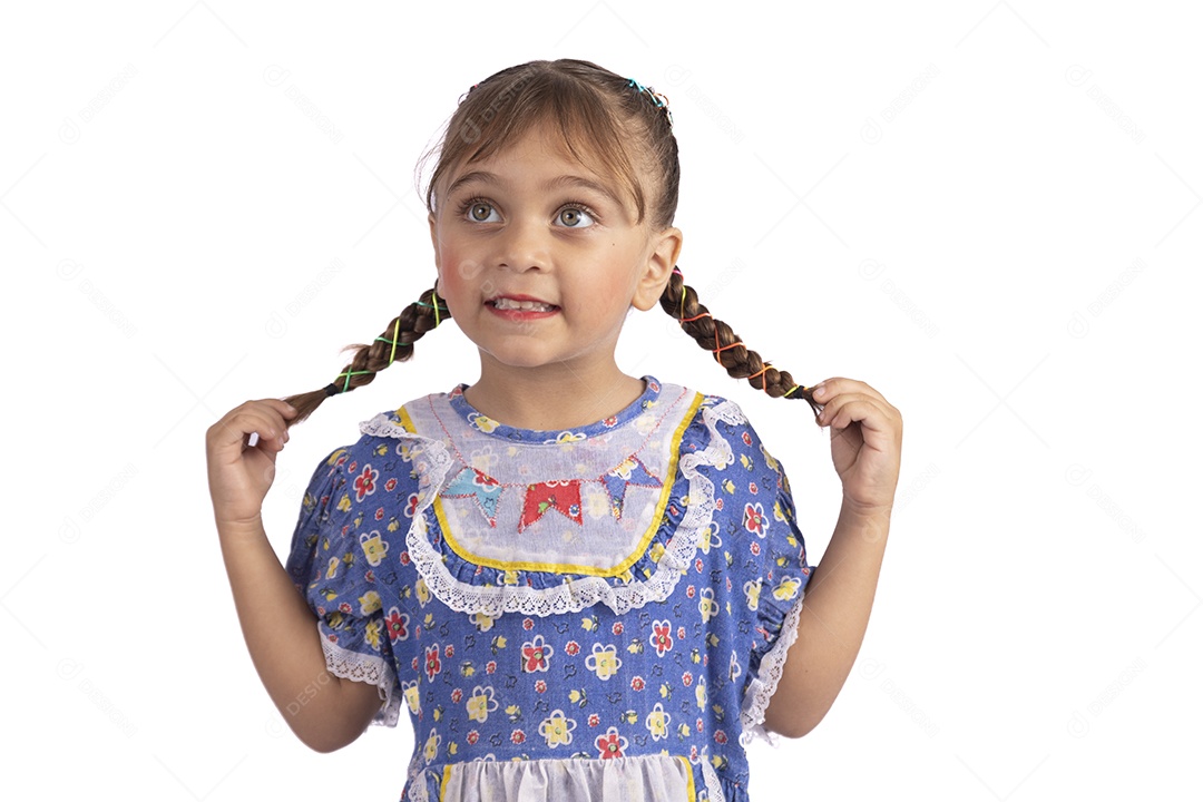 Garotinha jovem fantasiada celebrando festas juninas