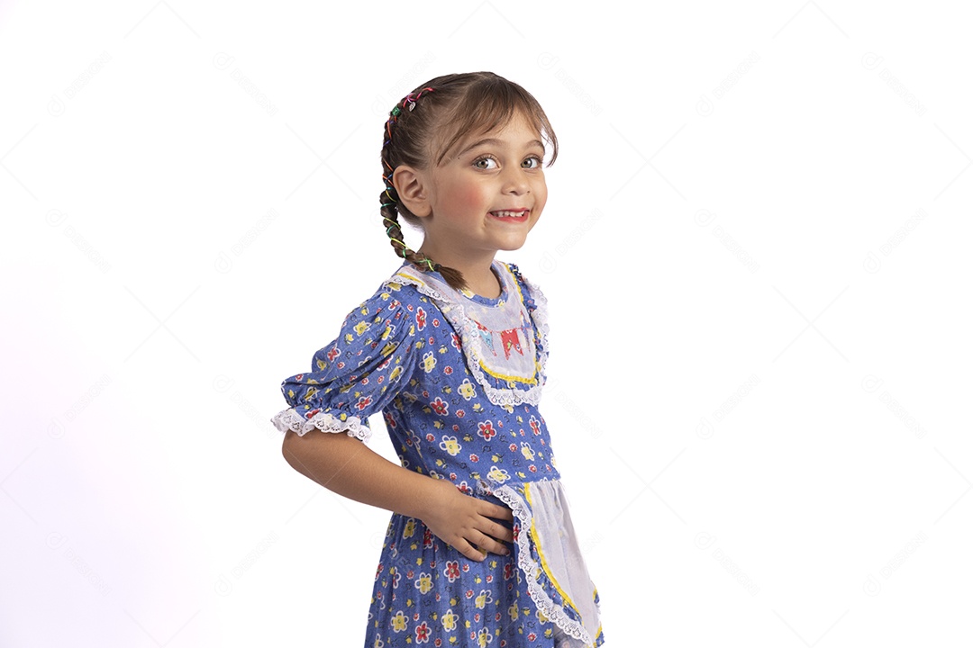 Garotinha jovem fantasiada celebrando festas juninas