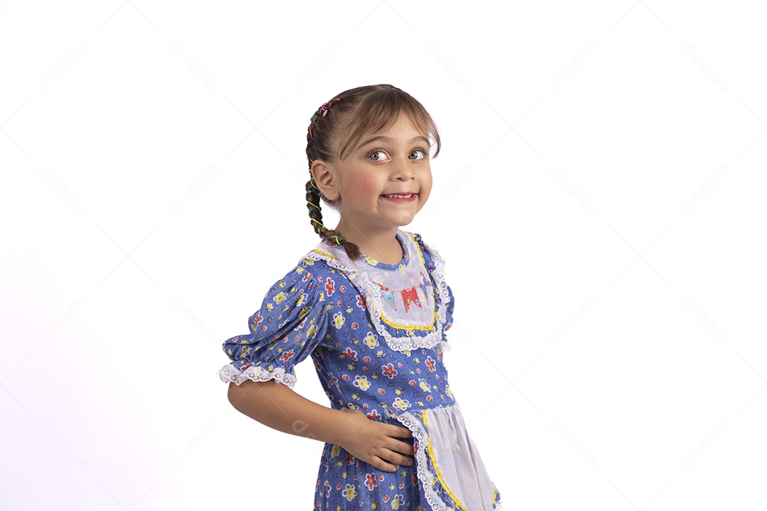 Garotinha jovem fantasiada celebrando festas juninas