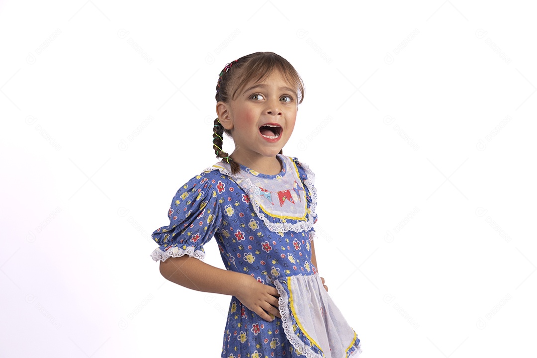 Garotinha jovem fantasiada celebrando festas juninas