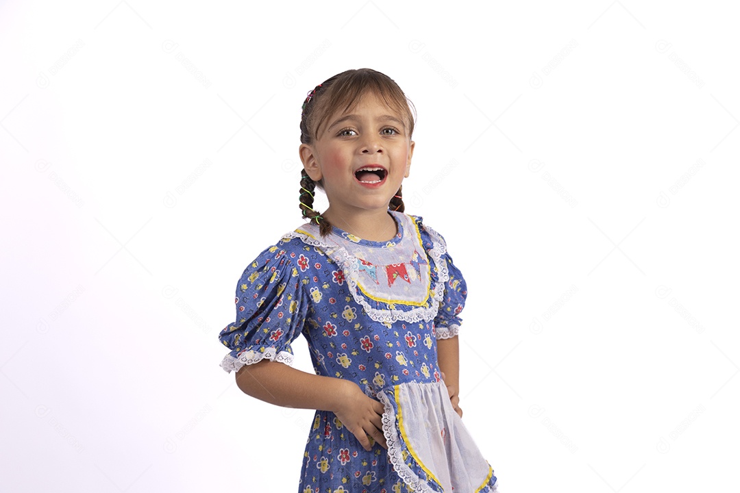 Garotinha jovem fantasiada celebrando festas juninas