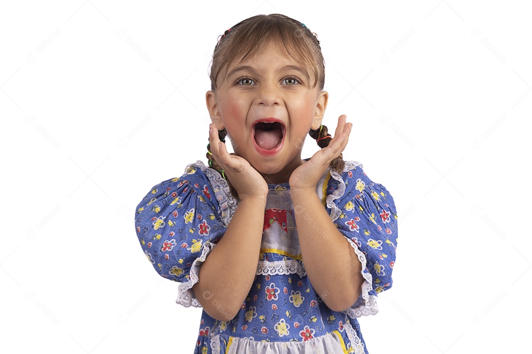 Garotinha jovem fantasiada celebrando festas juninas