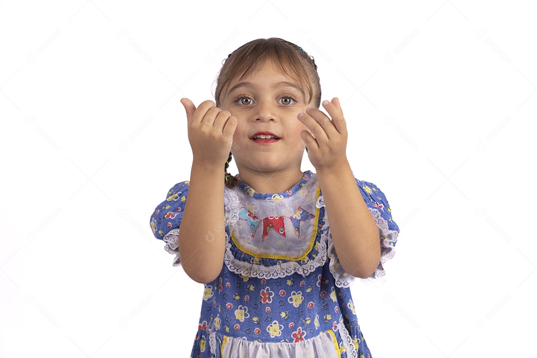 Garotinha jovem fantasiada celebrando festas juninas