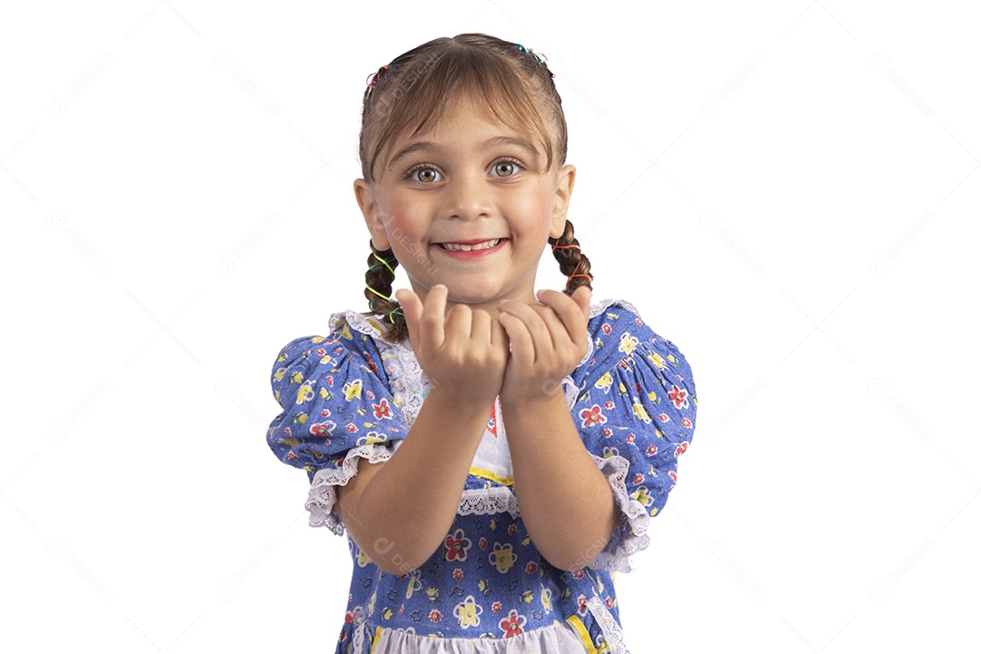 Garotinha jovem fantasiada celebrando festas juninas