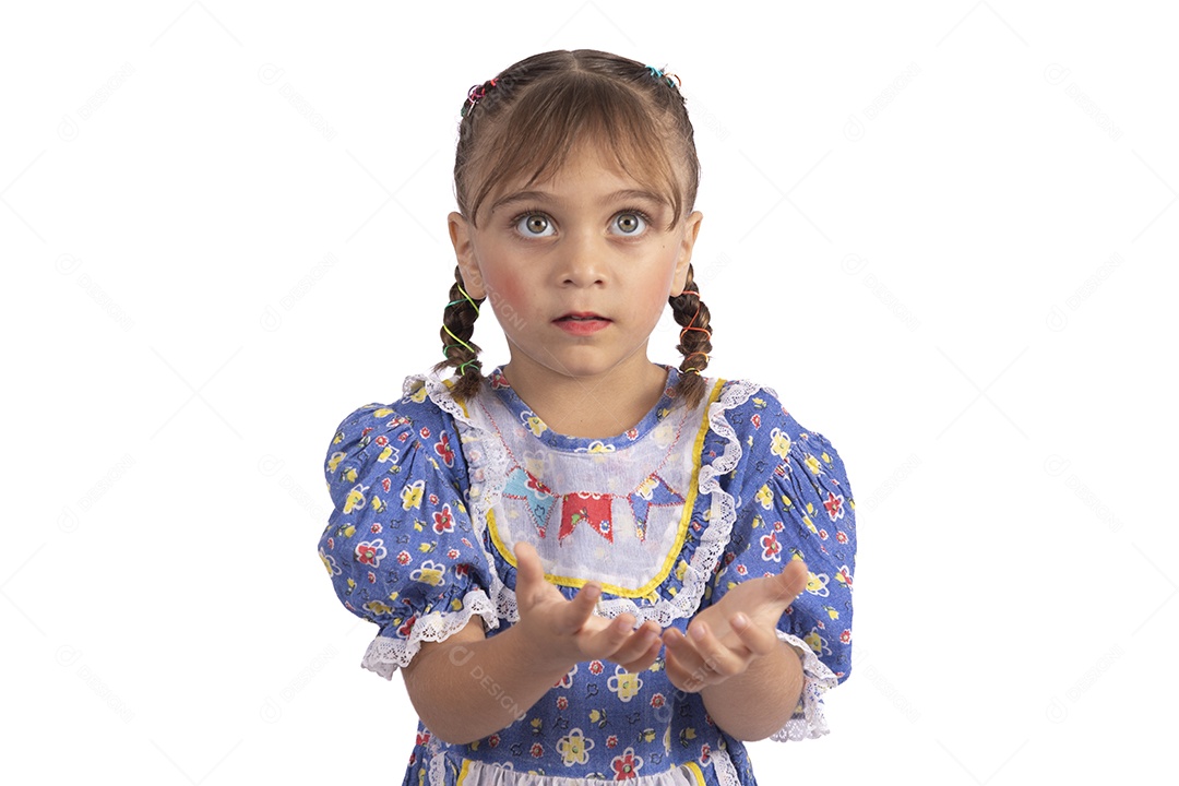 Garotinha jovem fantasiada celebrando festas juninas