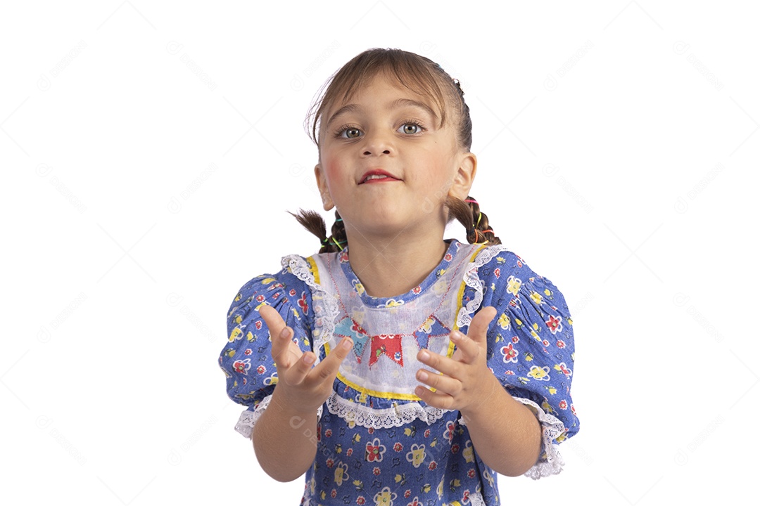 Garotinha jovem fantasiada celebrando festas juninas