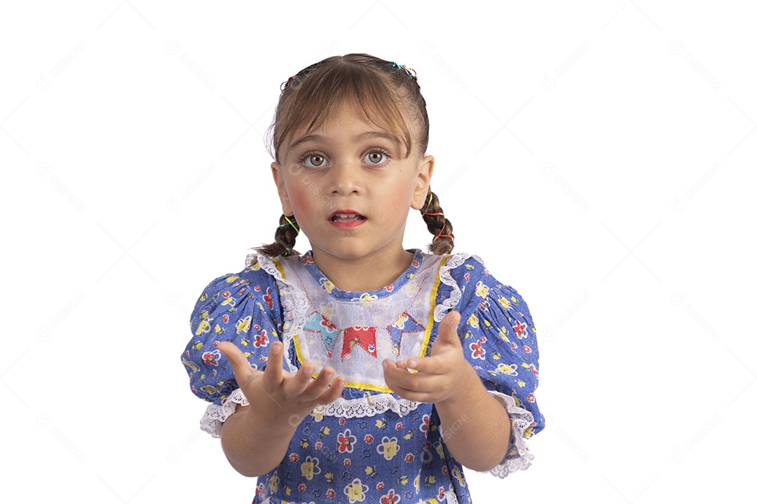 Garotinha jovem fantasiada celebrando festas juninas