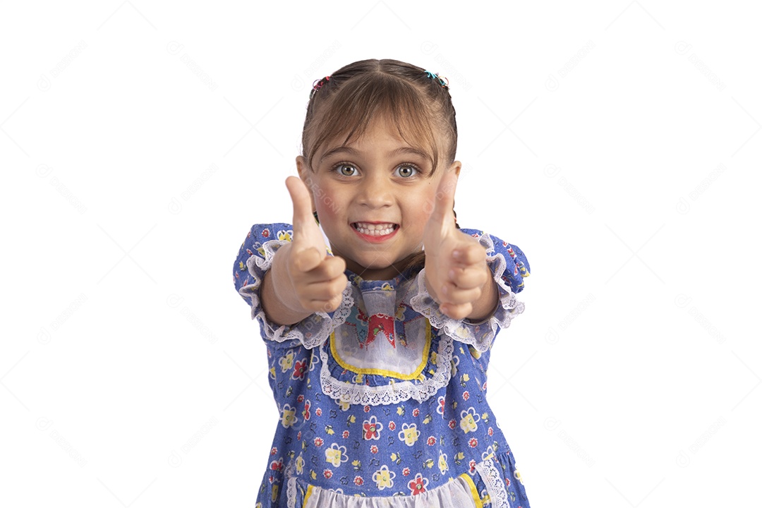 Garotinha jovem fantasiada celebrando festas juninas