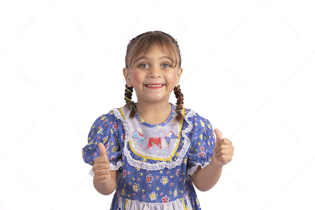 Garotinha jovem fantasiada celebrando festas juninas