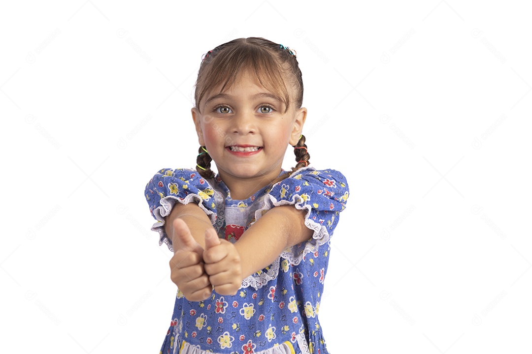 Garotinha jovem fantasiada celebrando festas juninas