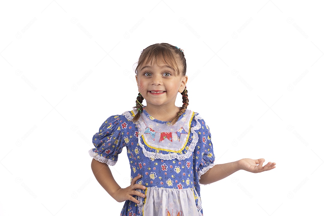 Garotinha jovem fantasiada celebrando festas juninas