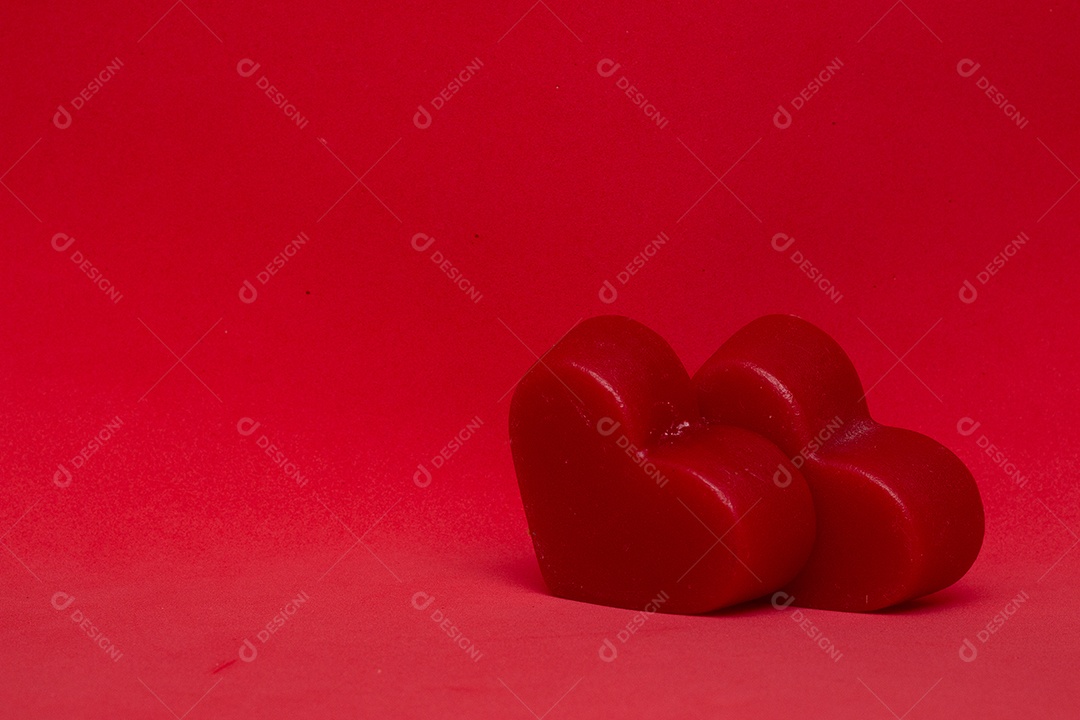Dois corações vermelhos em um fundo isolado dia dos namorados