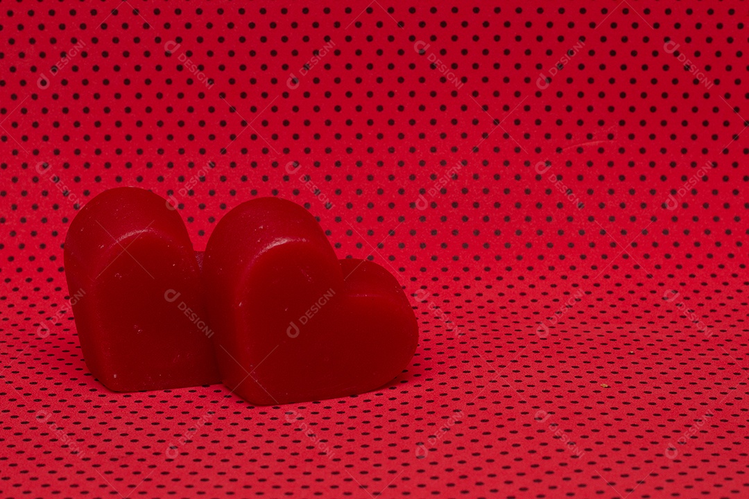 Dois corações vermelhos em um fundo isolado dia dos namorados