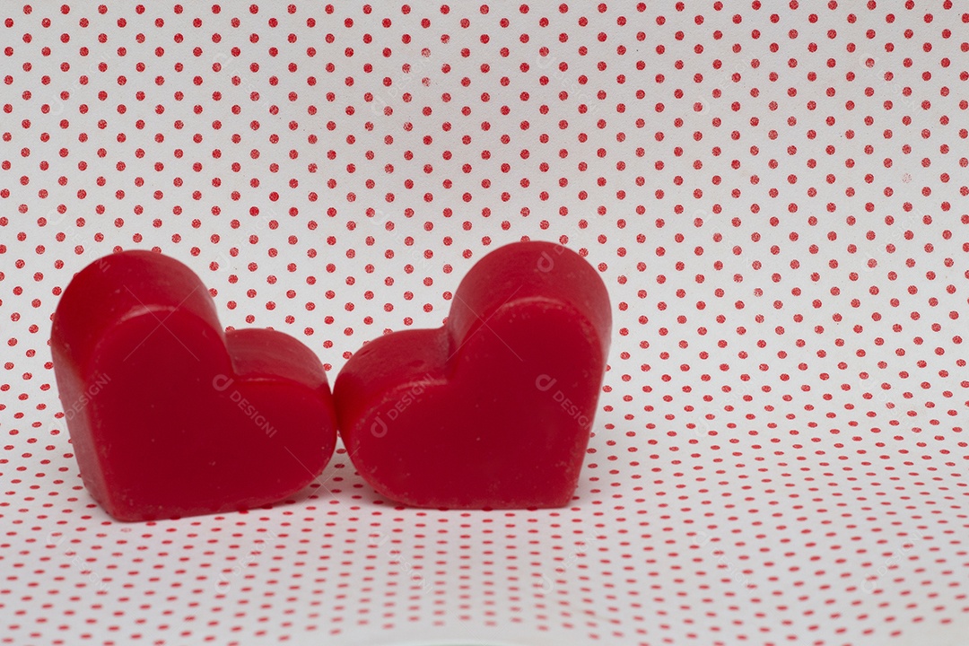 Dois corações vermelhos em um fundo isolado dia dos namorados