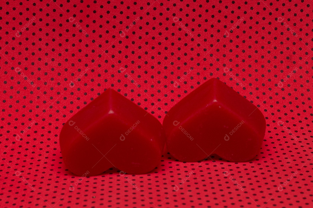 Dois corações vermelhos em um fundo isolado dia dos namorados