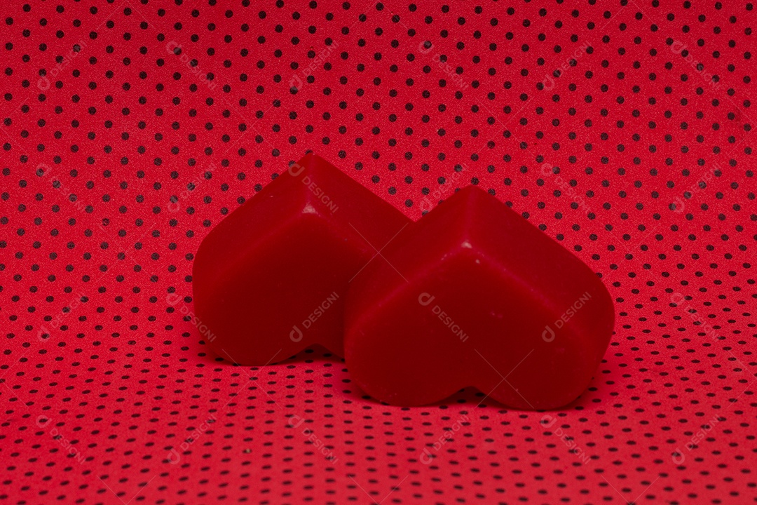 Dois corações vermelhos em um fundo isolado dia dos namorados