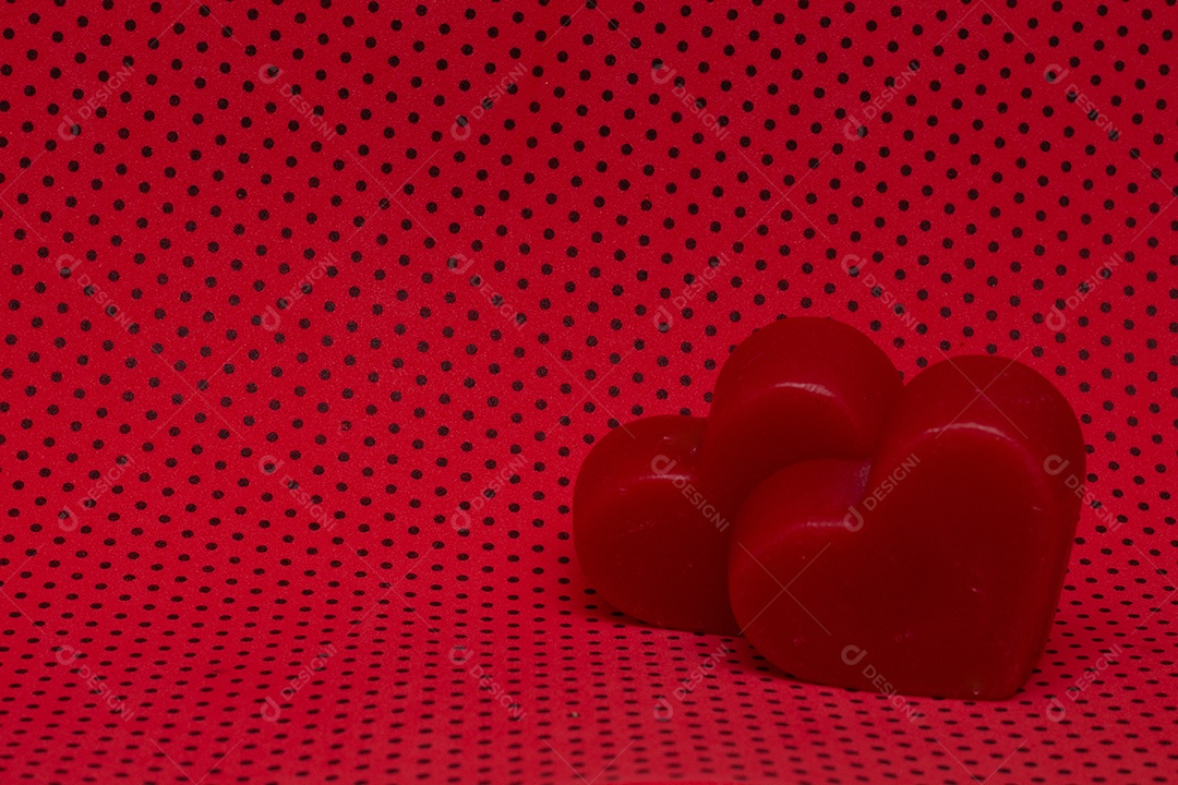 Dois corações vermelhos em um fundo isolado dia dos namorados