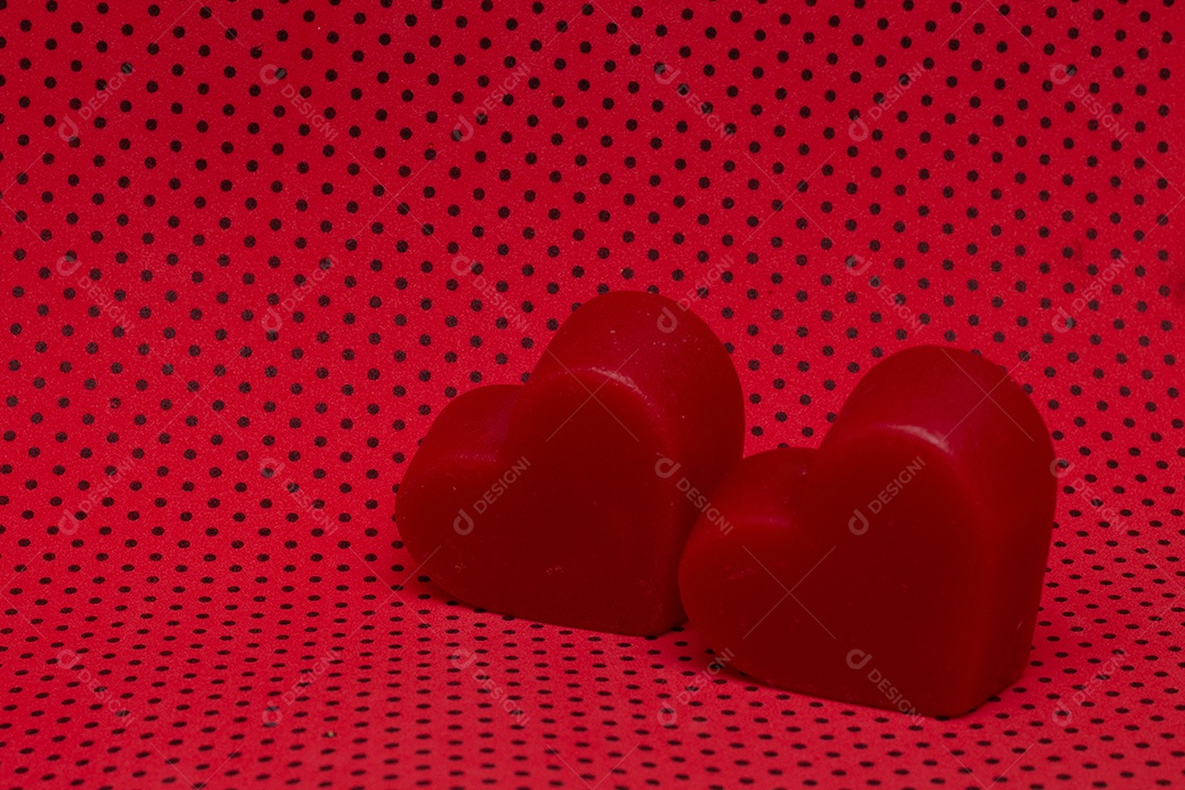 Dois corações vermelhos em um fundo isolado dia dos namorados