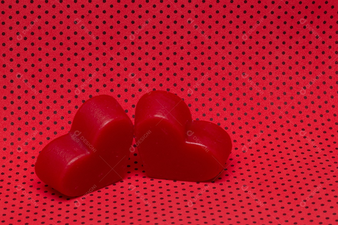 Dois corações vermelhos em um fundo isolado dia dos namorados