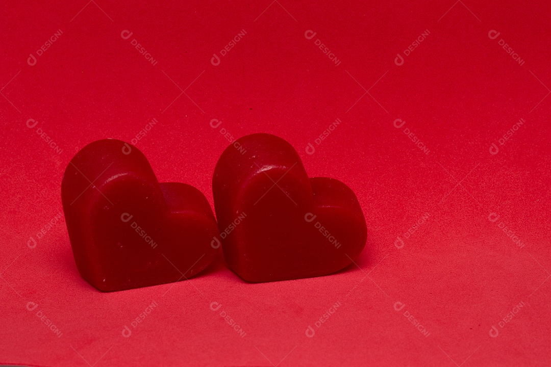 Dois corações vermelhos em um fundo isolado dia dos namorados