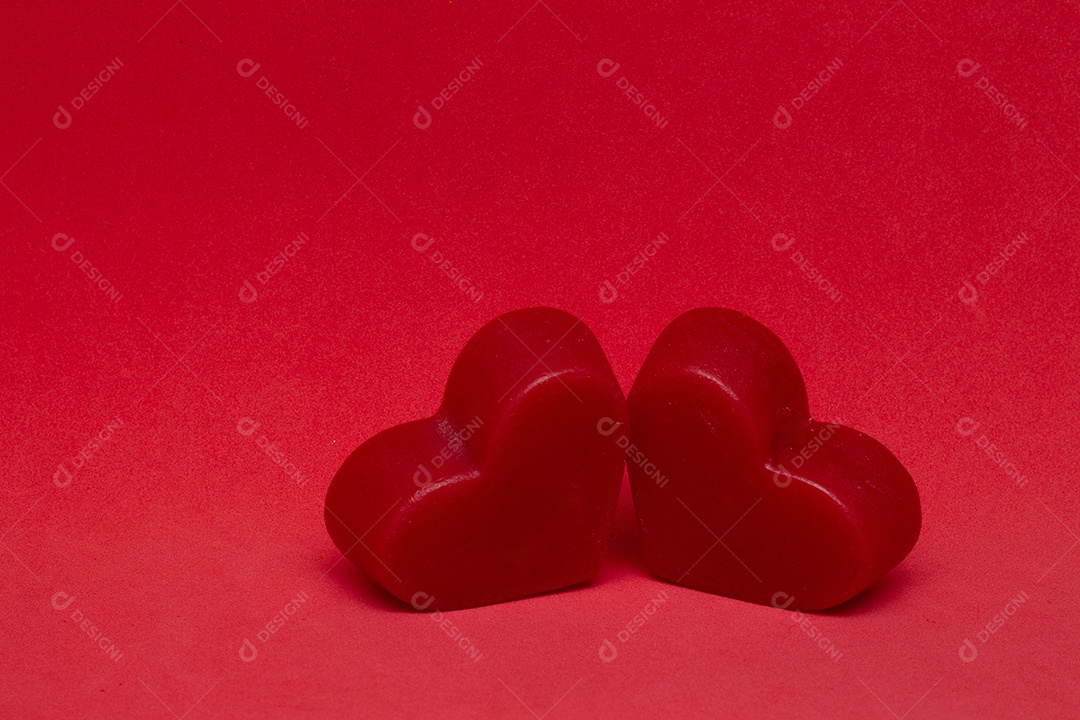 Dois corações vermelhos em um fundo isolado dia dos namorados