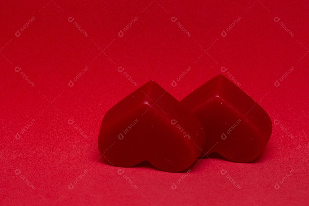 Dois corações vermelhos em um fundo isolado dia dos namorados