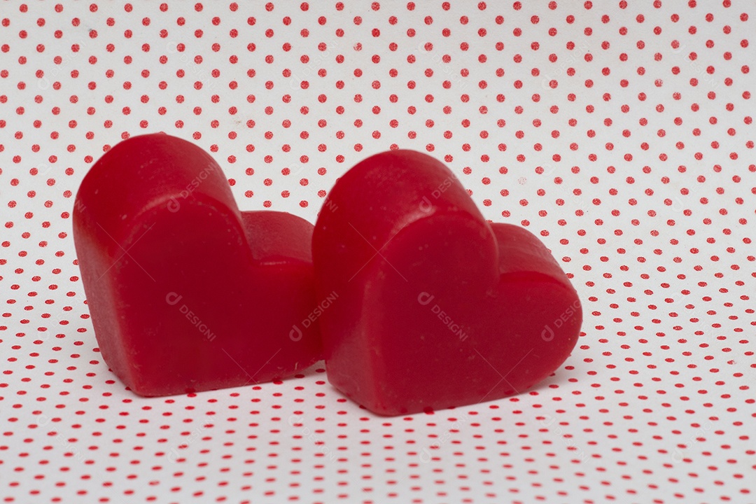 Dois corações vermelhos em um fundo isolado dia dos namorados