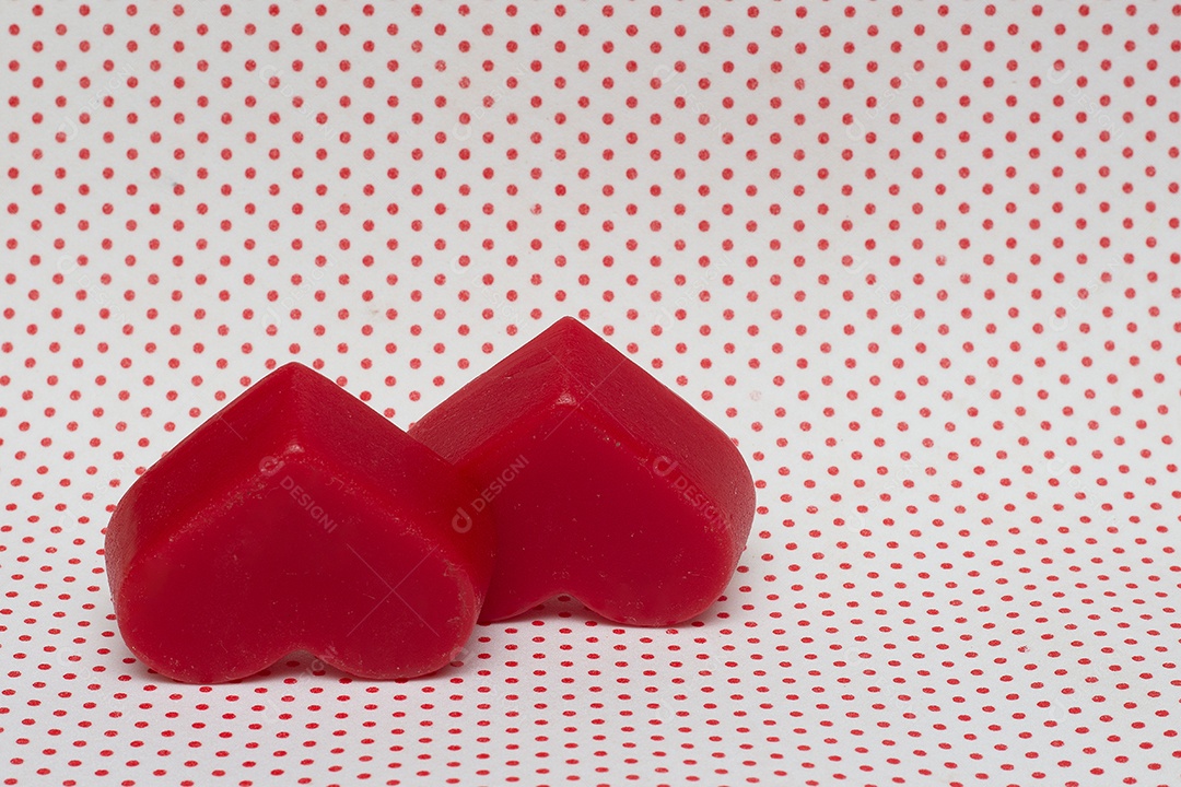 Dois corações vermelhos em um fundo isolado dia dos namorados