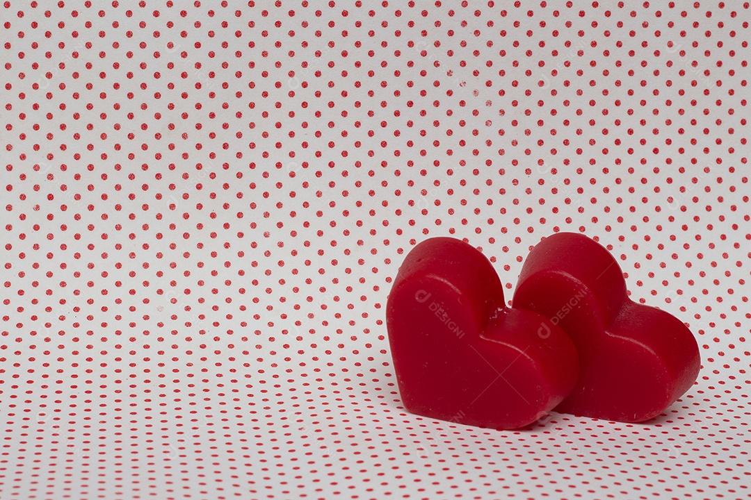 Dois corações vermelhos em um fundo isolado dia dos namorados