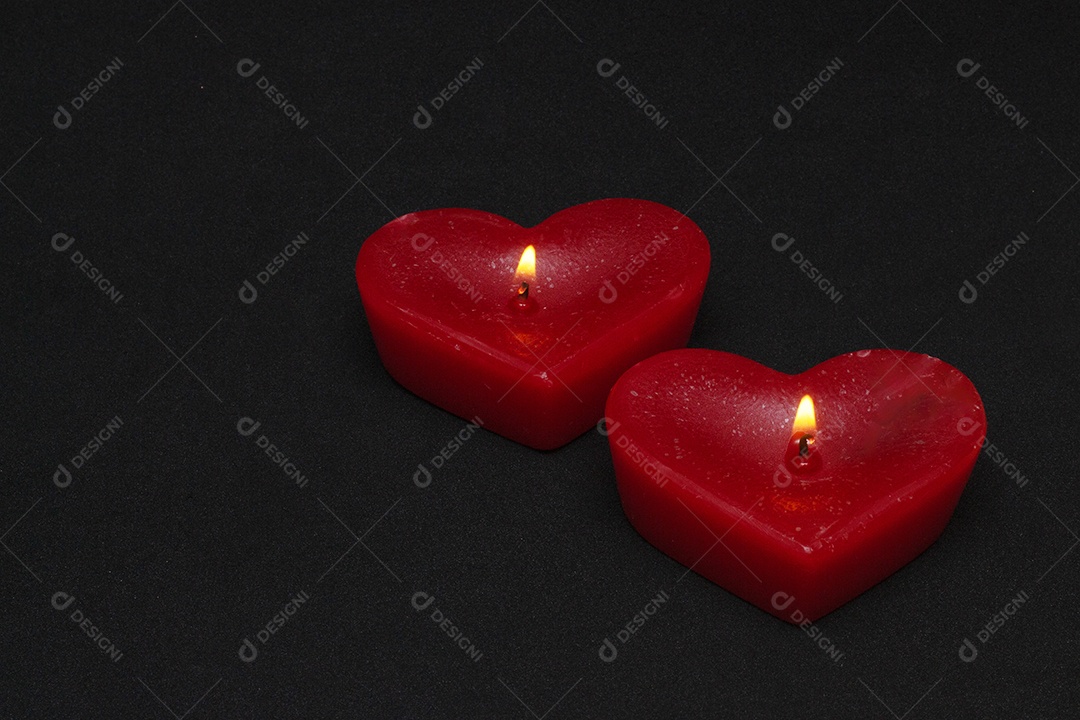 Dois corações vermelhos em um fundo preto dia dos namorados