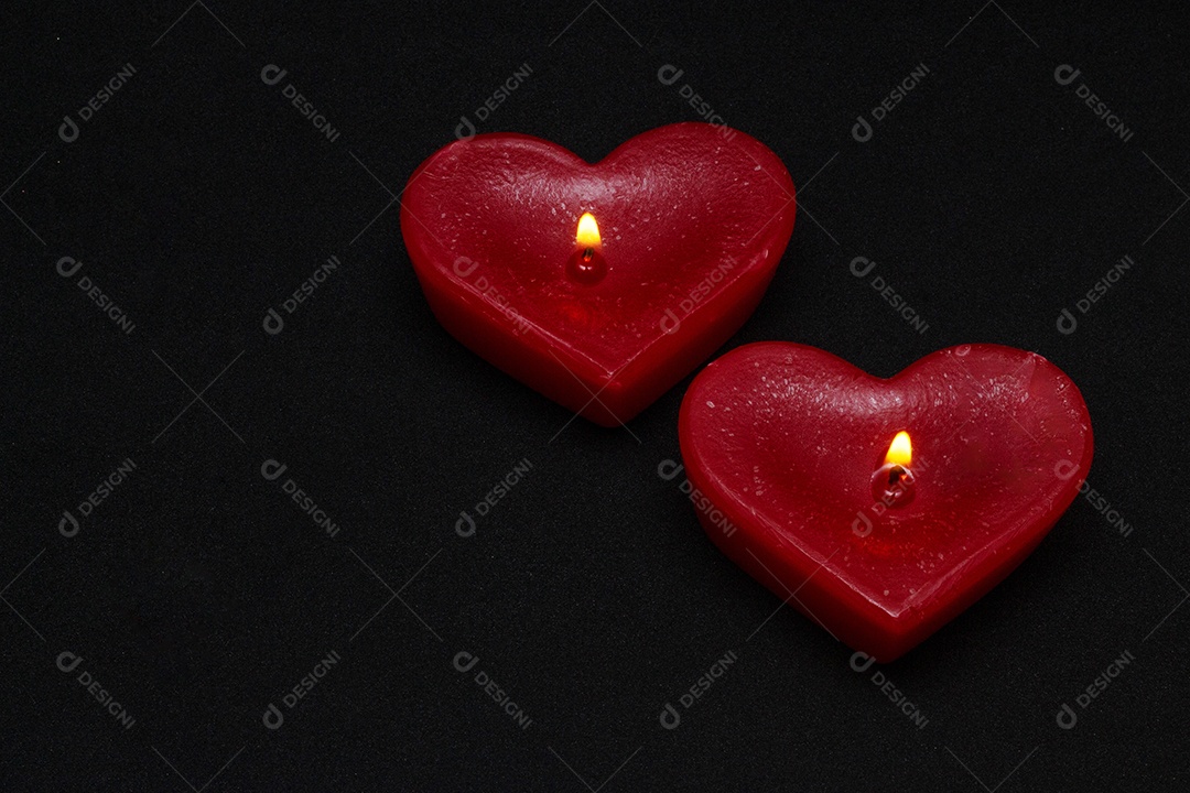 Dois corações vermelhos em um fundo preto dia dos namorados