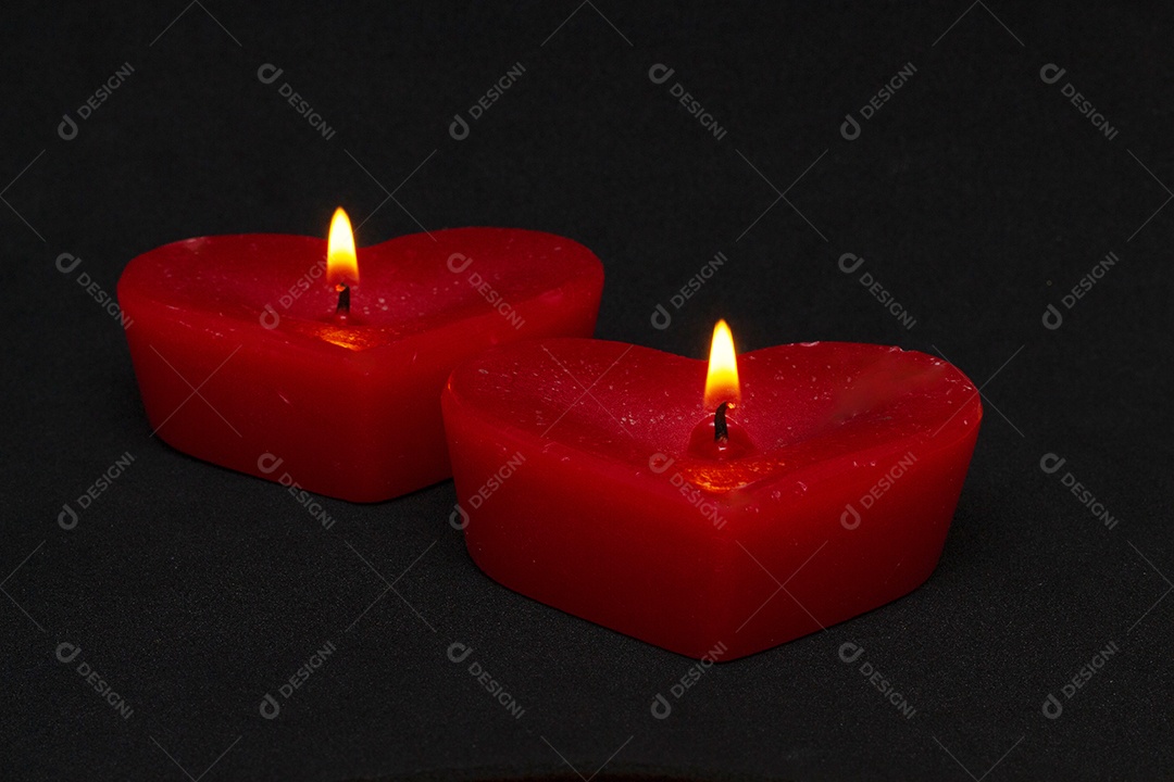 Dois corações vermelhos em um fundo preto dia dos namorados